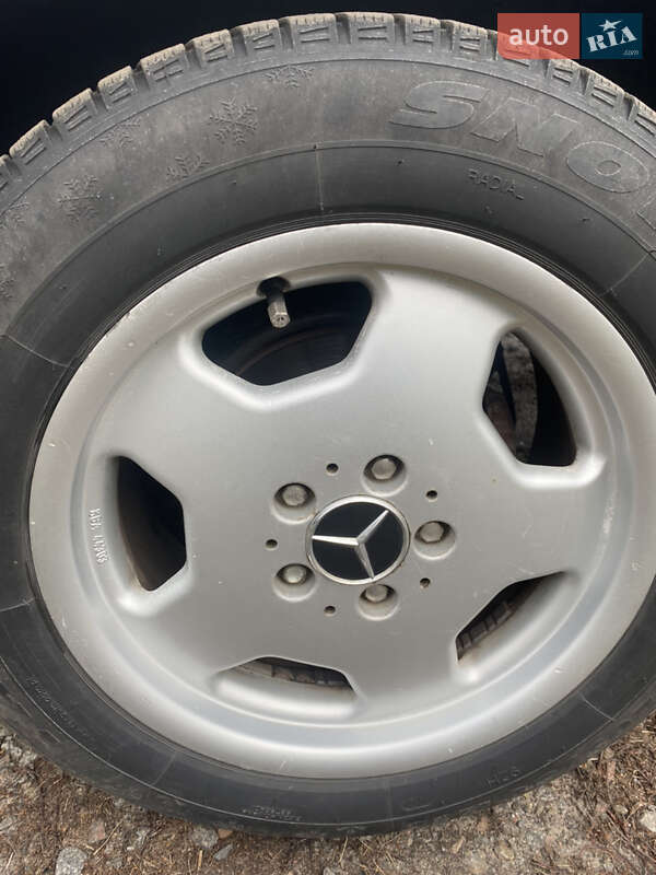 Седан Mercedes-Benz E-Class 1988 в Чутовому