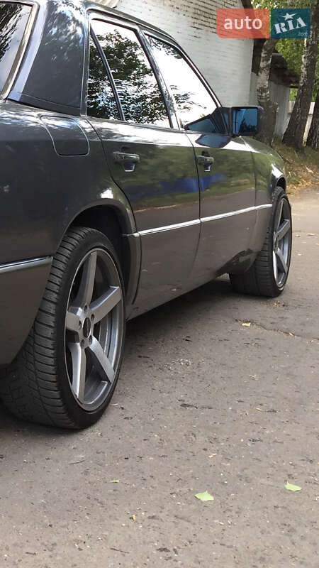 Седан Mercedes-Benz E-Class 1988 в Чутовому