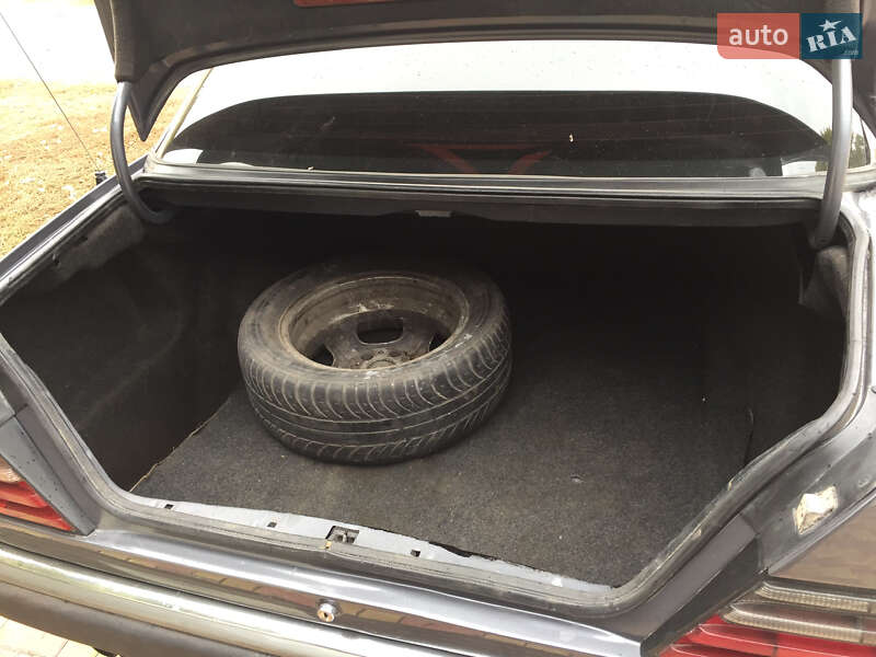 Седан Mercedes-Benz E-Class 1988 в Чутовому