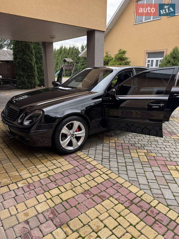 Седан Mercedes-Benz E-Class 2003 в Иршаве