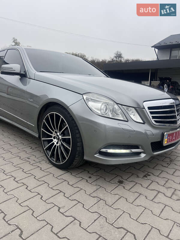 Седан Mercedes-Benz E-Class 2011 в Бучаче