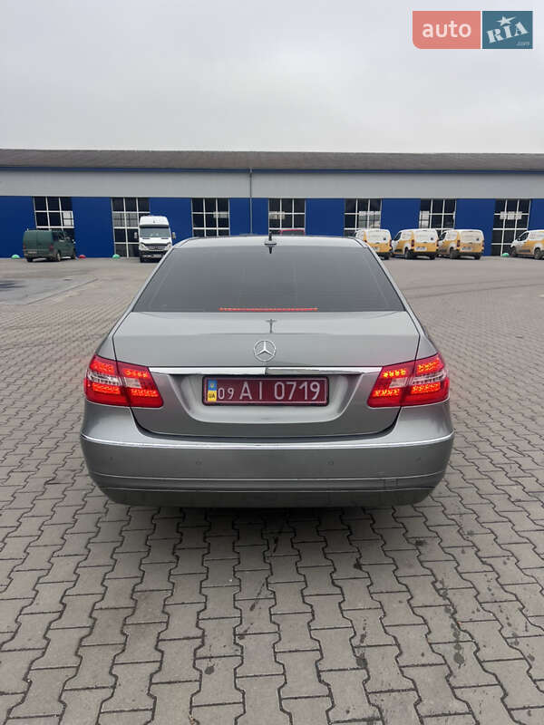 Седан Mercedes-Benz E-Class 2011 в Бучаче