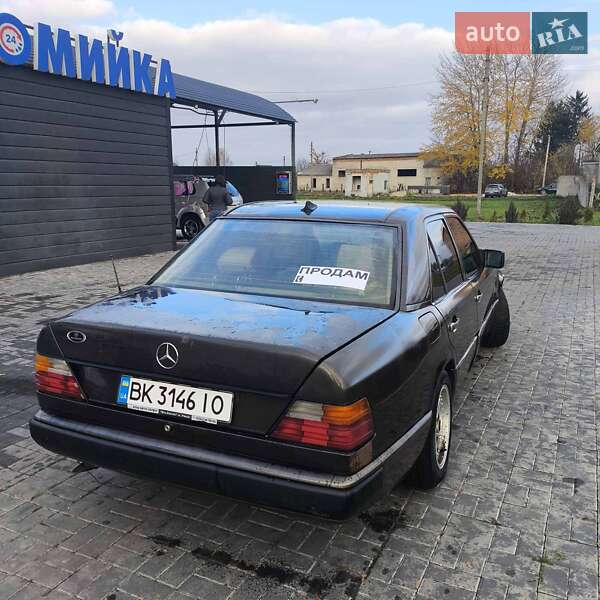 Седан Mercedes-Benz E-Class 1990 в Кореці