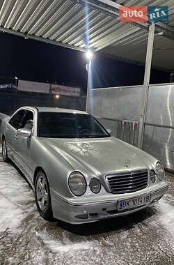 Седан Mercedes-Benz E-Class 2001 в Вараше