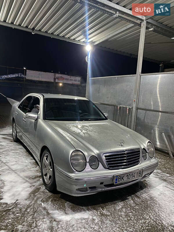 Седан Mercedes-Benz E-Class 2001 в Вараше