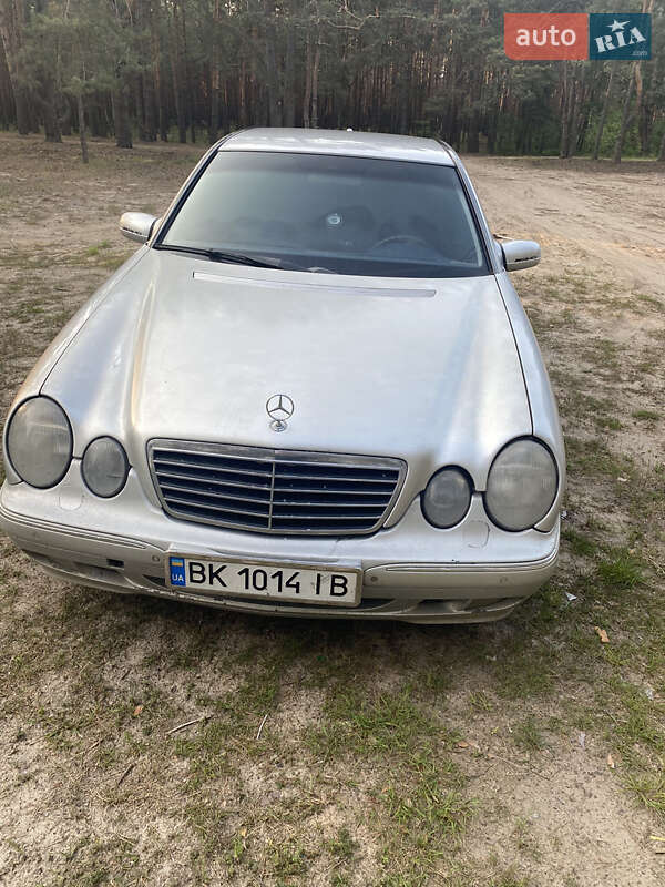Седан Mercedes-Benz E-Class 2001 в Вараше