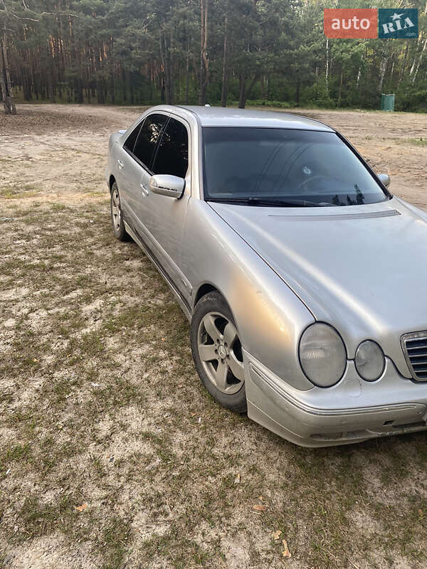 Седан Mercedes-Benz E-Class 2001 в Вараше
