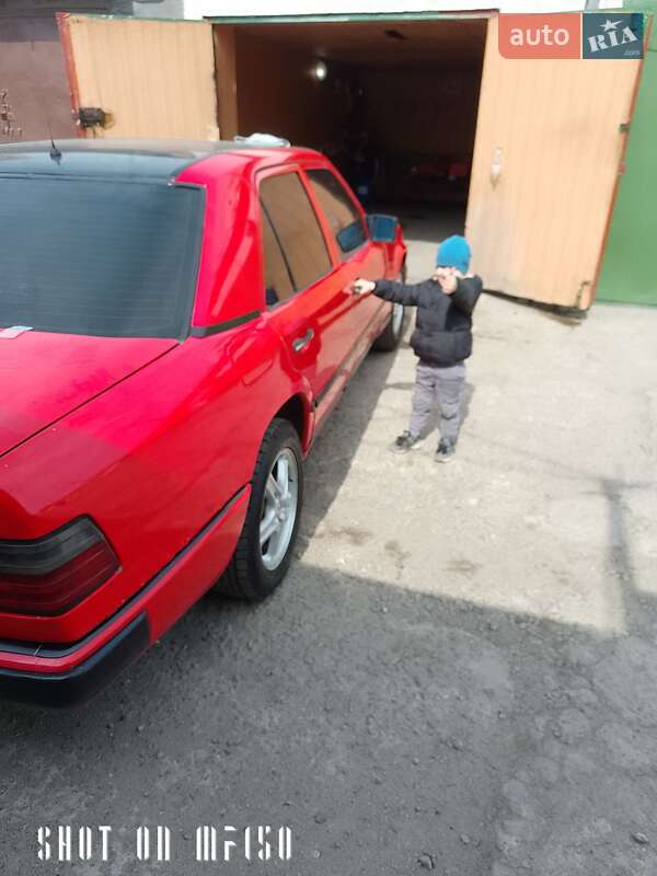 Седан Mercedes-Benz E-Class 1993 в Чорноморську