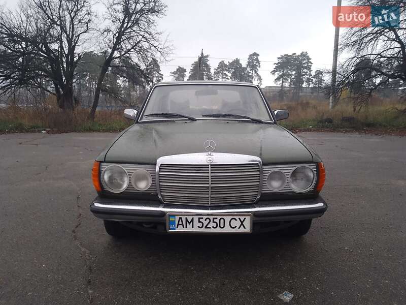 Седан Mercedes-Benz E-Class 1982 в Киеве