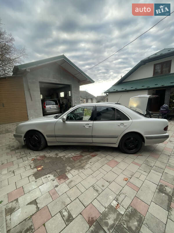 Седан Mercedes-Benz E-Class 2000 в Долині