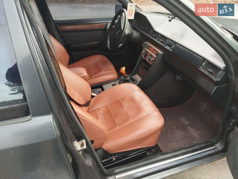 Седан Mercedes-Benz E-Class 1989 в Рокитном