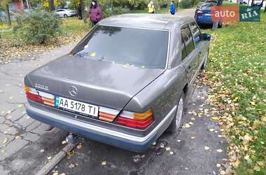 Седан Mercedes-Benz E-Class 1991 в Киеве