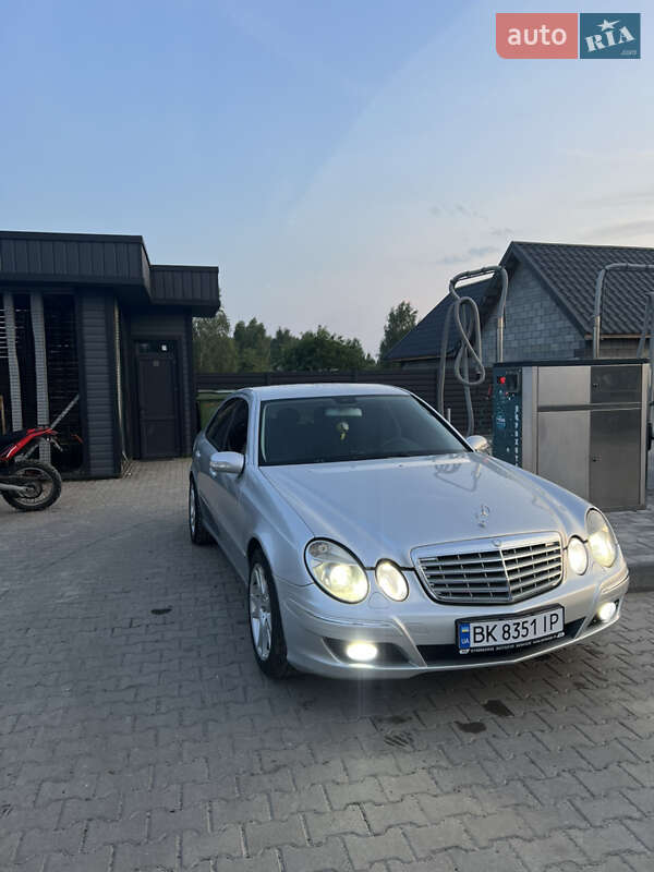 Седан Mercedes-Benz E-Class 2003 в Рокитному