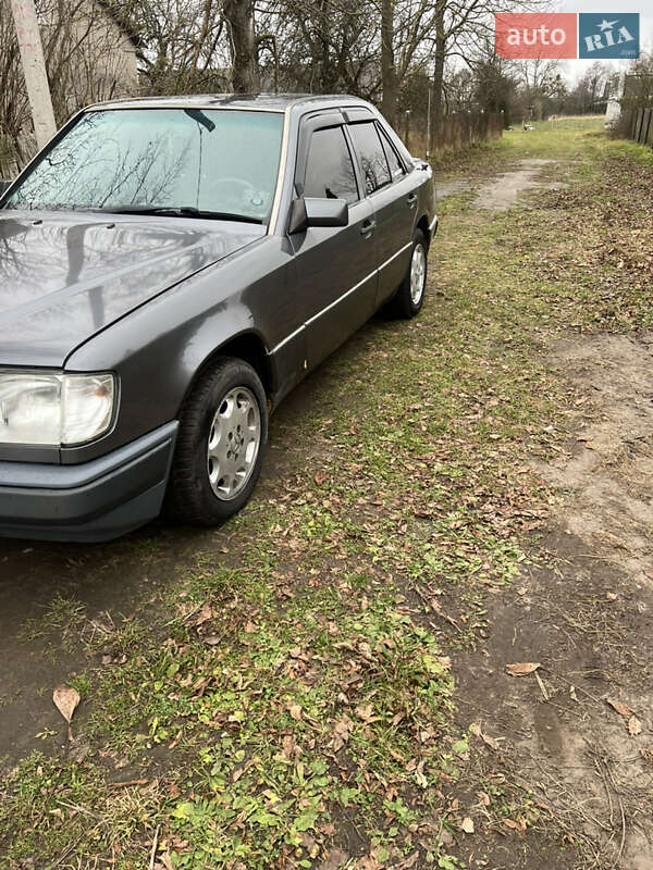 Седан Mercedes-Benz E-Class 1994 в Львове