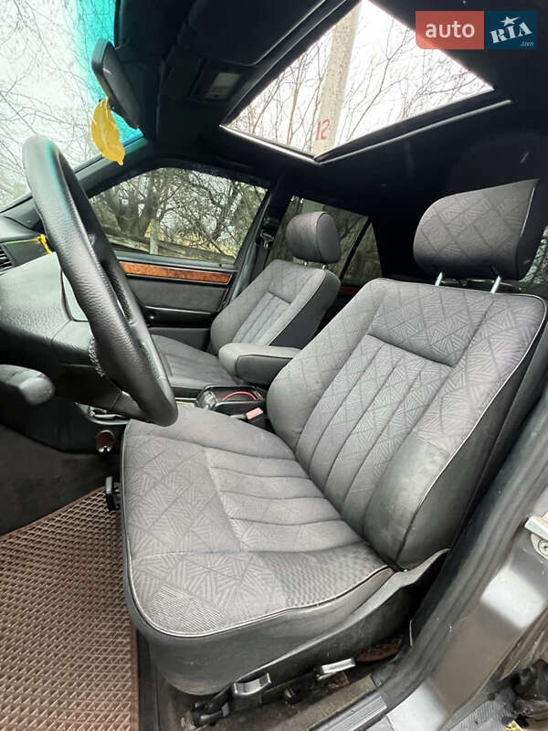 Седан Mercedes-Benz E-Class 1994 в Львове