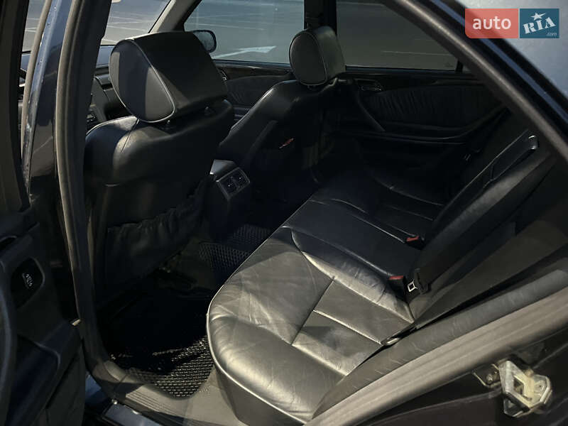 Седан Mercedes-Benz E-Class 2002 в Черновцах