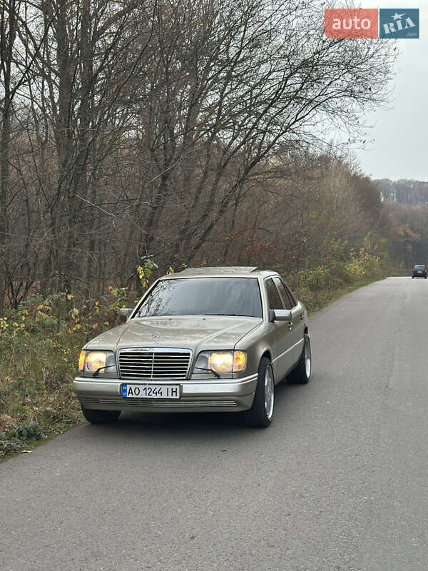 Седан Mercedes-Benz E-Class 1994 в Иршаве