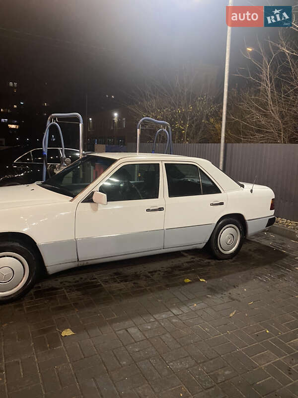 Седан Mercedes-Benz E-Class 1990 в Дніпрі