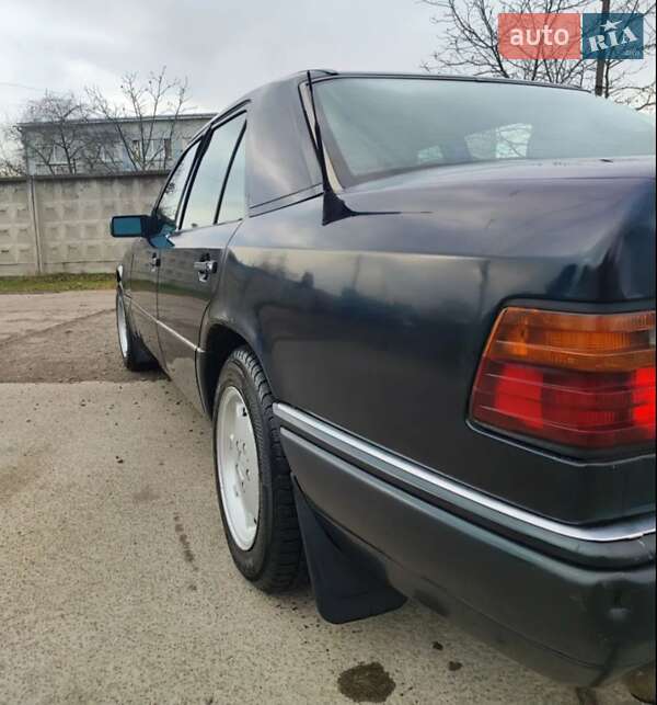 Седан Mercedes-Benz E-Class 1988 в Черняхові