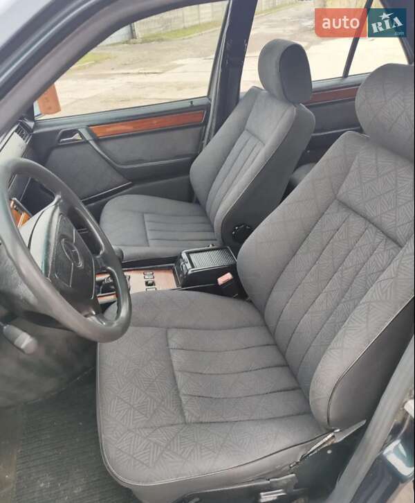 Седан Mercedes-Benz E-Class 1988 в Черняхові