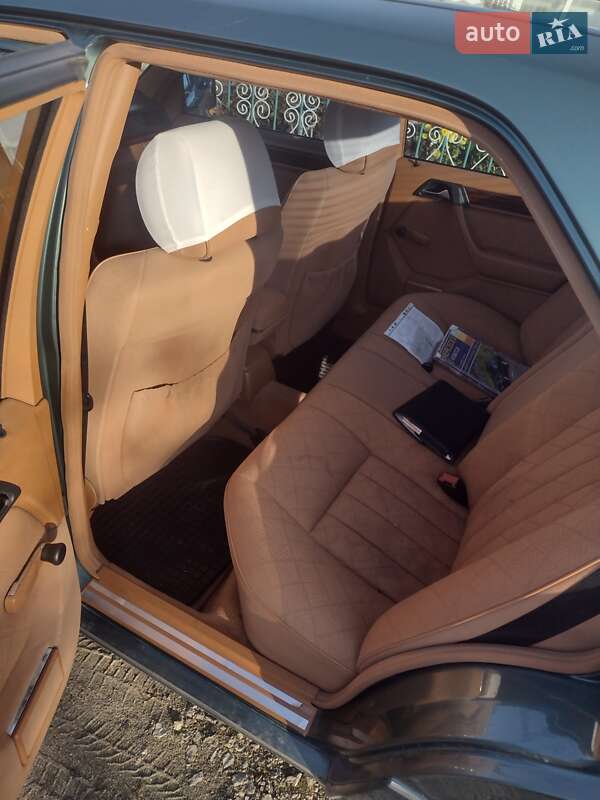 Седан Mercedes-Benz E-Class 1995 в Волочиську