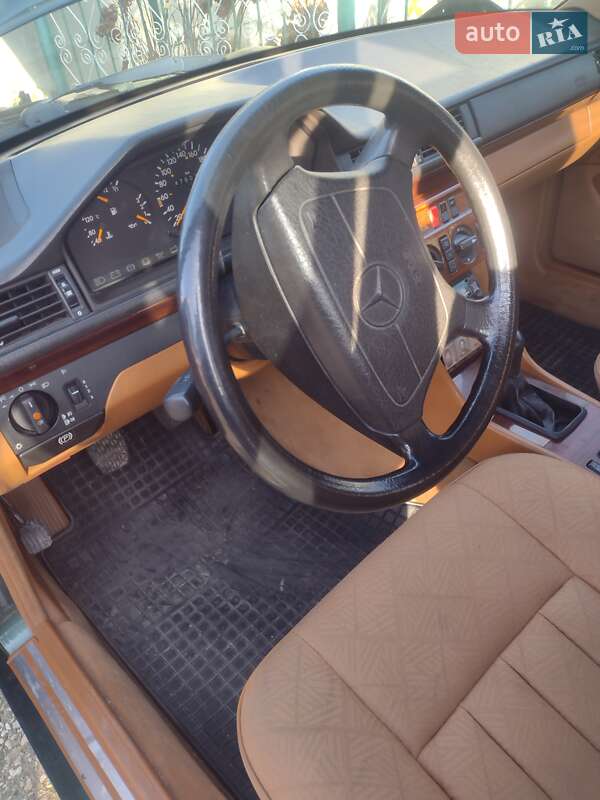 Седан Mercedes-Benz E-Class 1995 в Волочиську