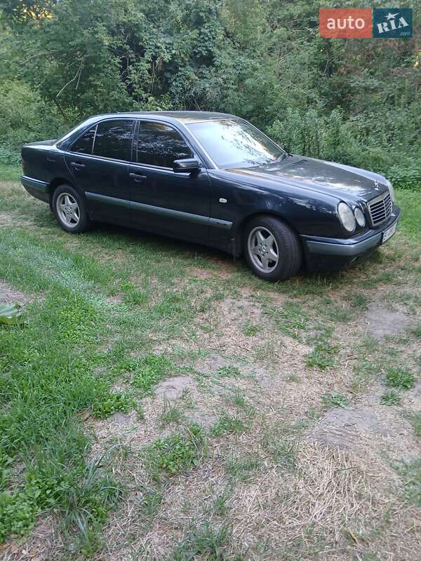 Седан Mercedes-Benz E-Class 1999 в Лубнах