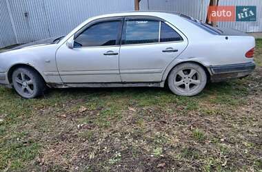 Седан Mercedes-Benz E-Class 1996 в Вижнице