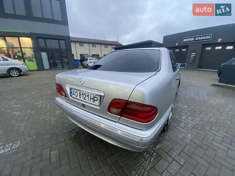 Седан Mercedes-Benz E-Class 1997 в Перечині