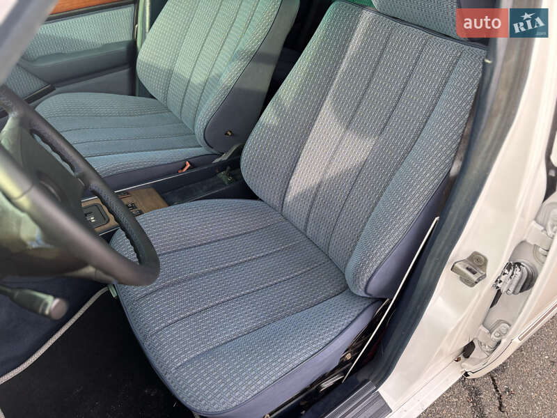 Седан Mercedes-Benz E-Class 1988 в Киеве