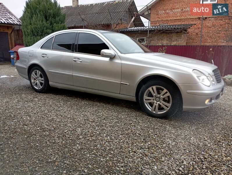 Седан Mercedes-Benz E-Class 2004 в Снятині