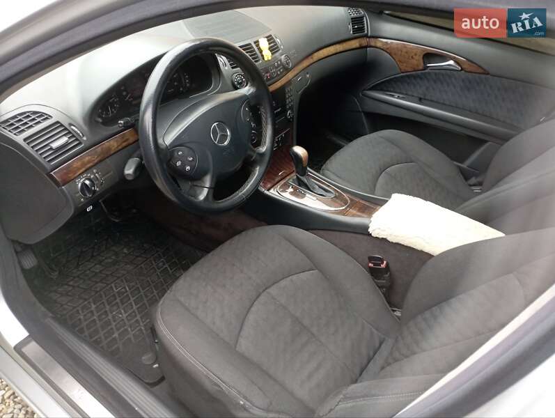 Седан Mercedes-Benz E-Class 2004 в Снятині
