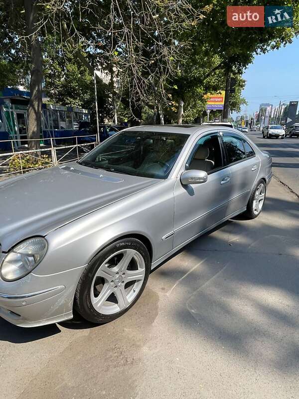 Седан Mercedes-Benz E-Class 2003 в Рені