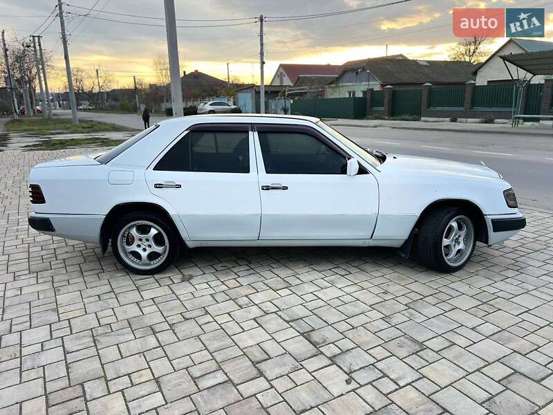 Седан Mercedes-Benz E-Class 1986 в Ізмаїлі