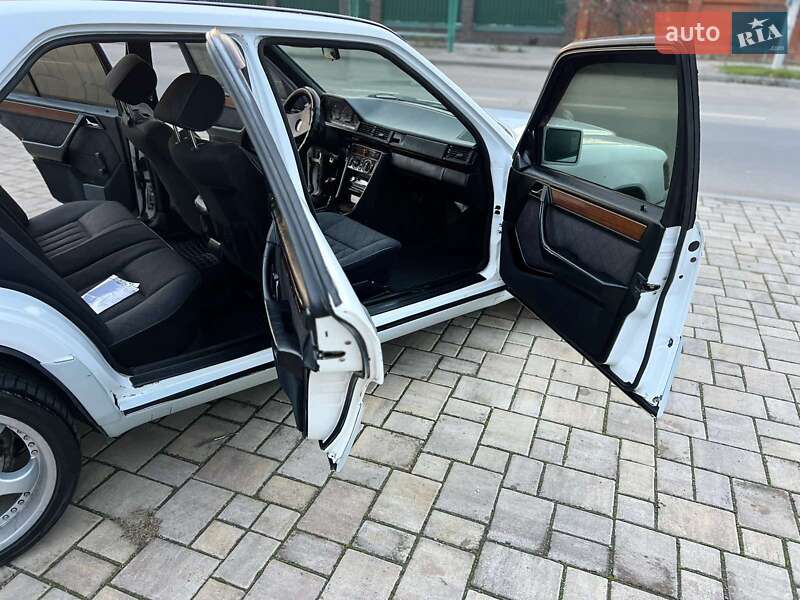 Седан Mercedes-Benz E-Class 1986 в Ізмаїлі