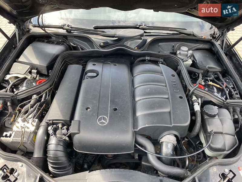 Седан Mercedes-Benz E-Class 2004 в Косове