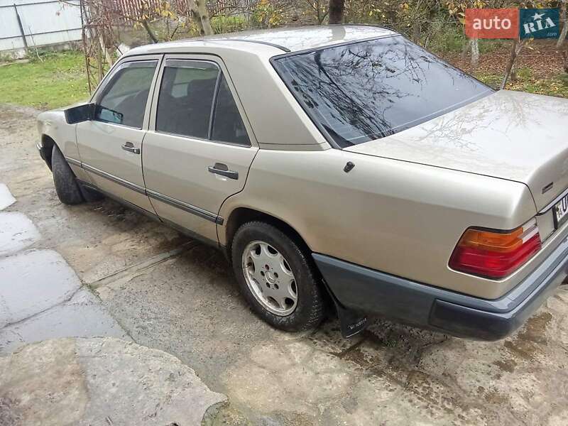 Седан Mercedes-Benz E-Class 1989 в Львові
