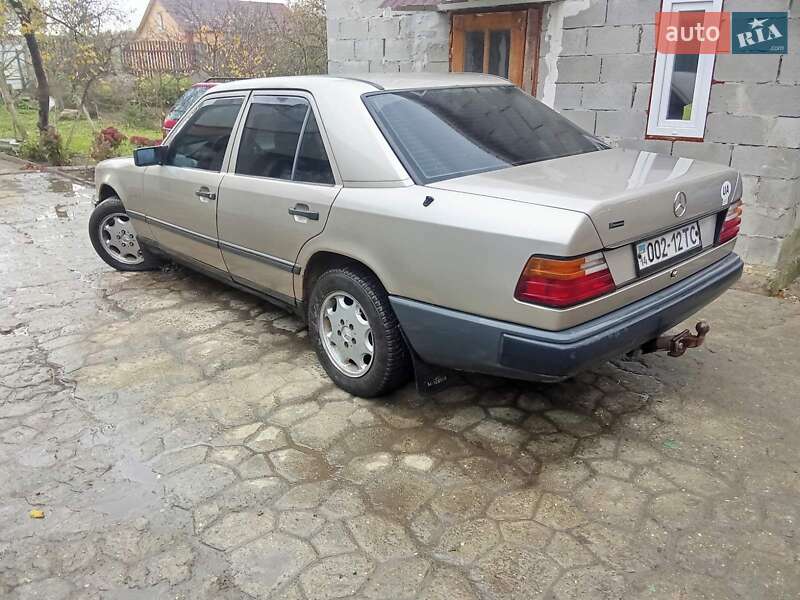 Седан Mercedes-Benz E-Class 1989 в Львові