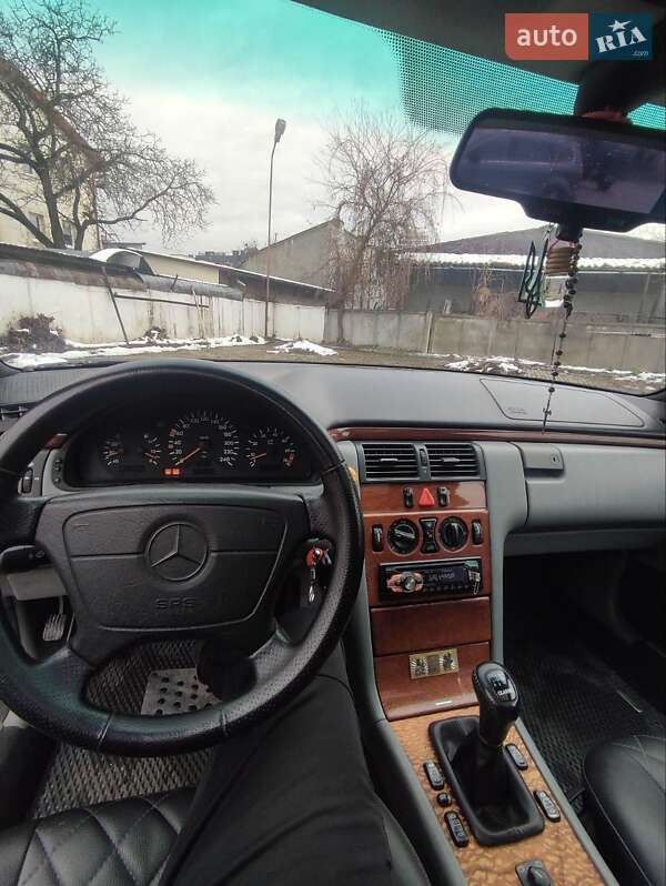 Седан Mercedes-Benz E-Class 1997 в Львове