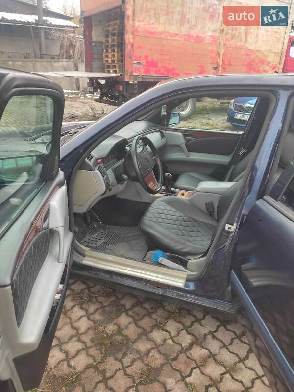 Седан Mercedes-Benz E-Class 1997 в Львове