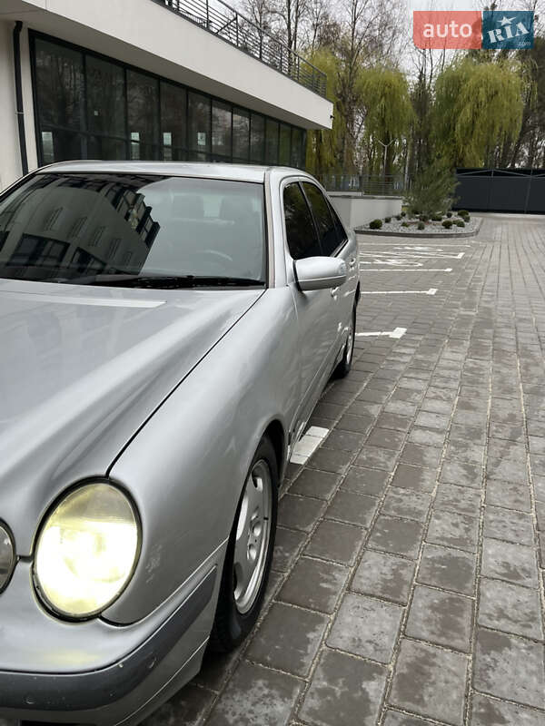 Седан Mercedes-Benz E-Class 2001 в Ровно