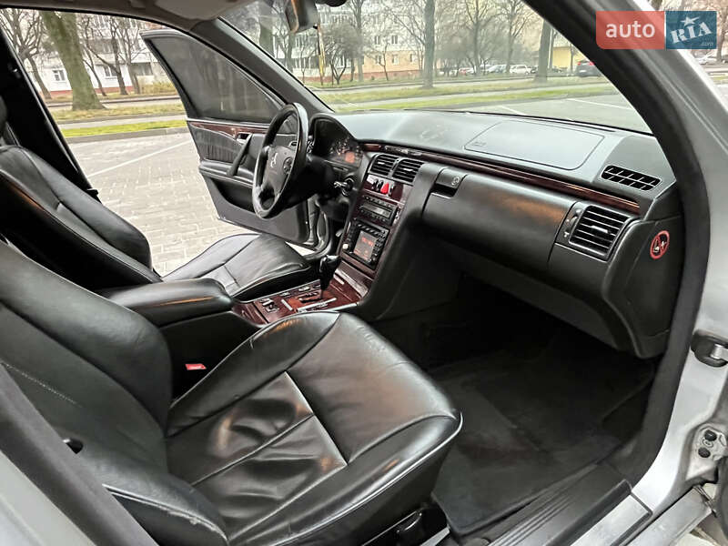 Седан Mercedes-Benz E-Class 2001 в Ровно