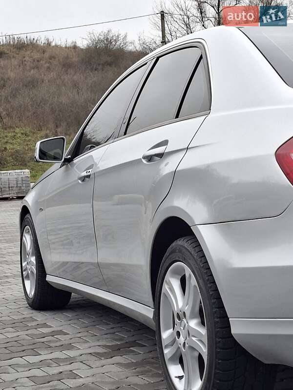 Седан Mercedes-Benz E-Class 2010 в Чернівцях