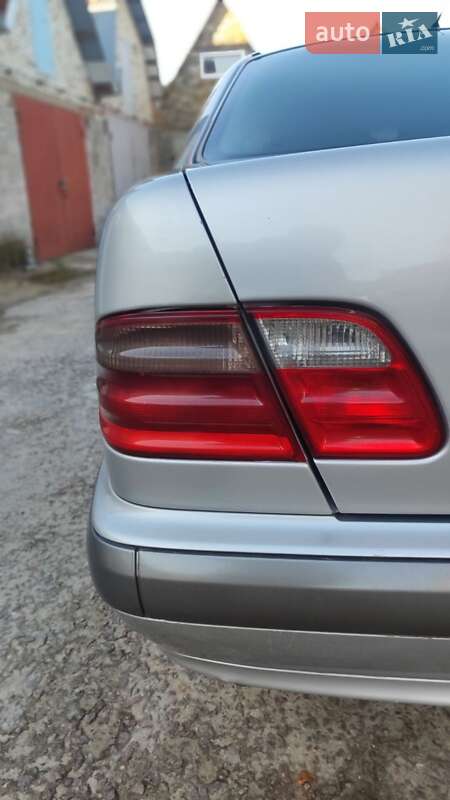 Седан Mercedes-Benz E-Class 2000 в Новояворовске