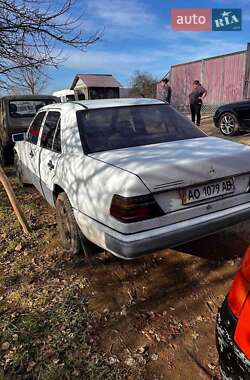 Седан Mercedes-Benz E-Class 1985 в Хусті