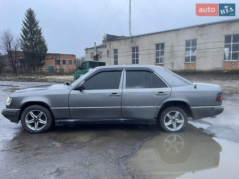 Седан Mercedes-Benz E-Class 1988 в Тульчине