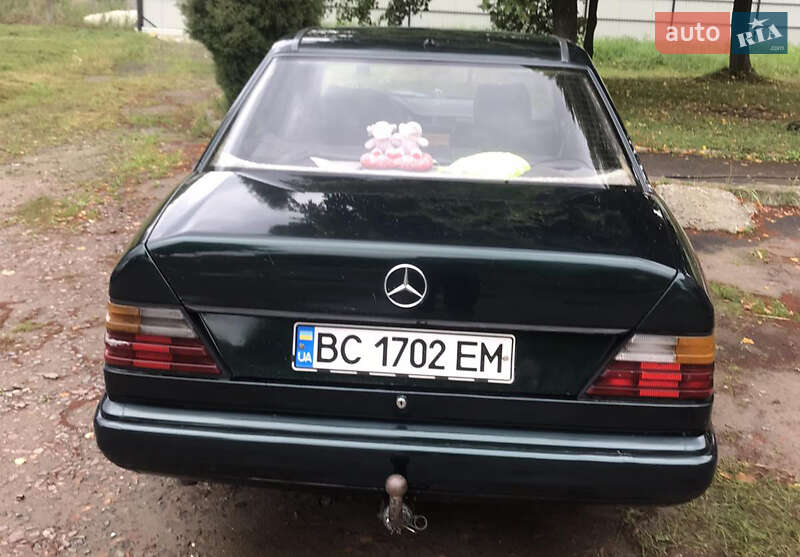 Седан Mercedes-Benz E-Class 1988 в Львові