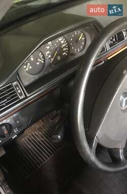 Седан Mercedes-Benz E-Class 1988 в Львові