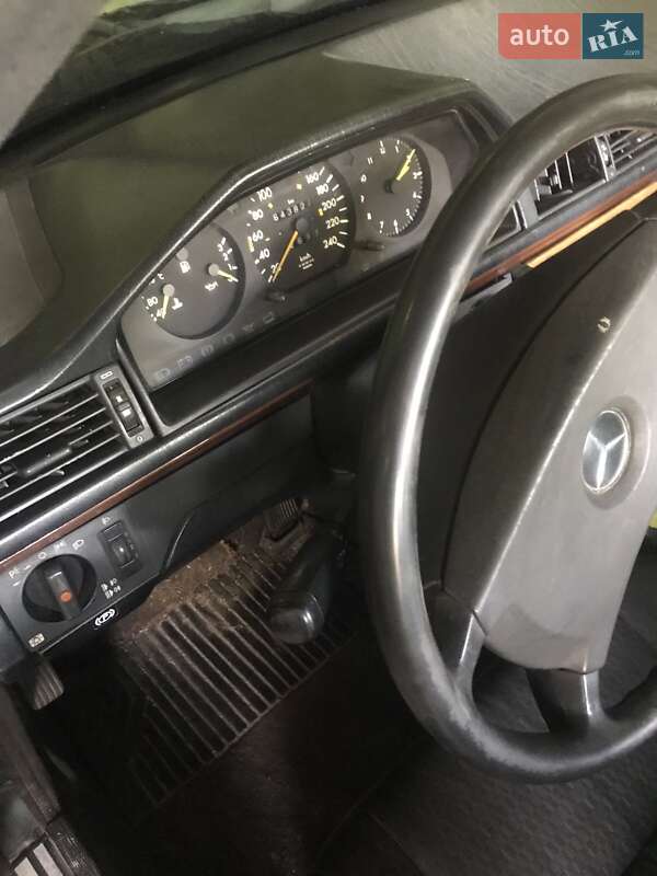 Седан Mercedes-Benz E-Class 1988 в Львові
