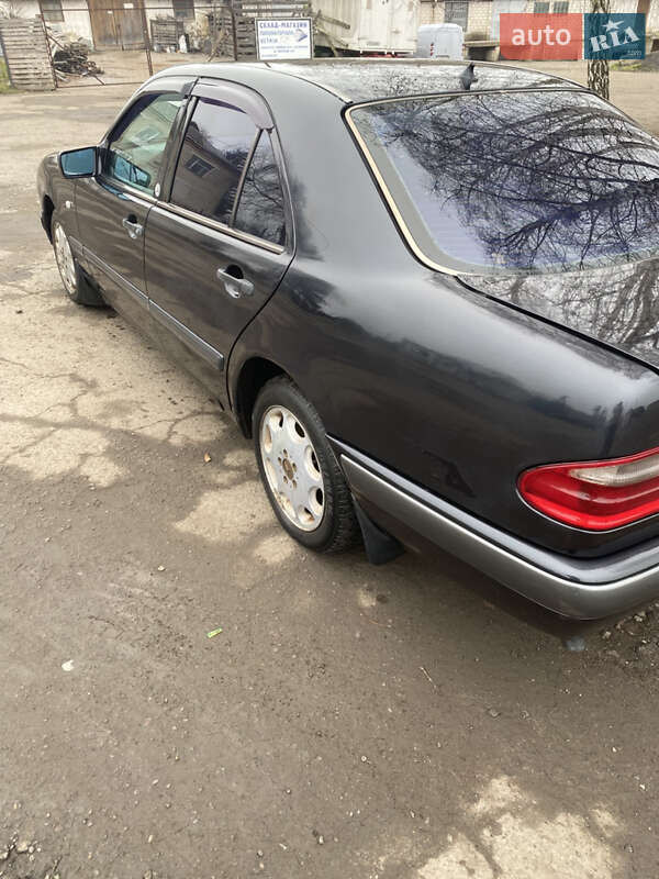 Седан Mercedes-Benz E-Class 1996 в Тростянці